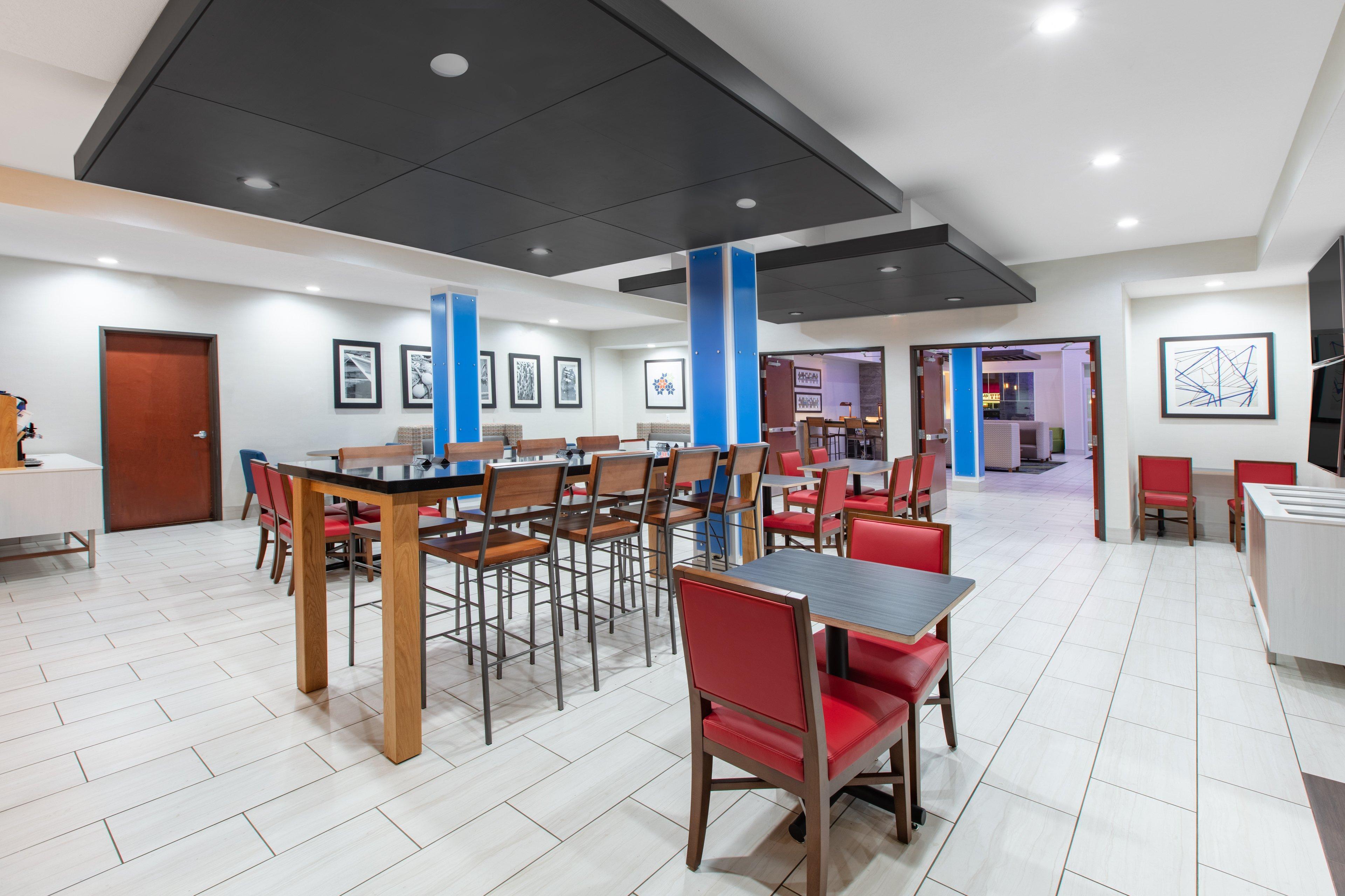 Holiday Inn Express Hotel & Suites Seaside Convention Center By Ihg Exterior photo